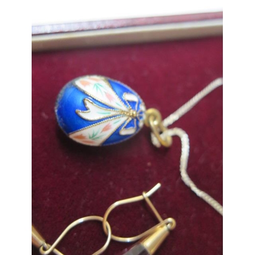 727 - An enamel and silver gilt Easter egg pendant on a silver chain, pendant length 27mm including bale, ... 