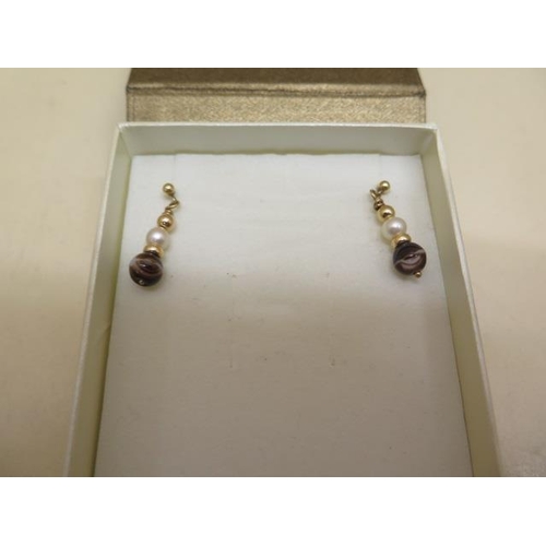 768 - A tiger eye and pearl gold bracelet with matching earrings, 14ct gold clasp, bracelet is 19cm long i... 