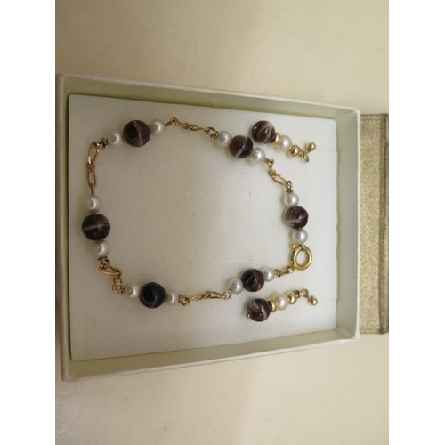 768 - A tiger eye and pearl gold bracelet with matching earrings, 14ct gold clasp, bracelet is 19cm long i... 