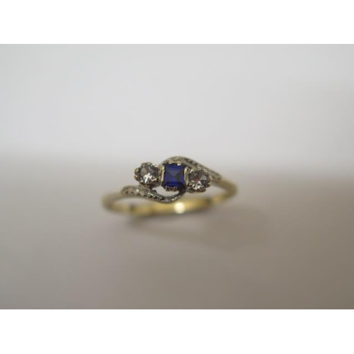 773 - A 9ct three stone (synthetic) cross over ring, size S, approx 2.1 grams, in good condition