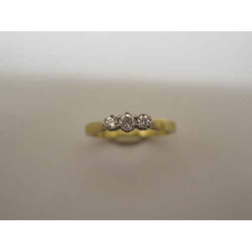 777 - A hallmarked 18ct yellow gold three stone diamond ring, 0.25ct, ring size L/M, in good condition and... 