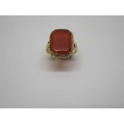 786 - A 14ct yellow gold Carnelian stone ring, size J, marked 585 in generally good condition