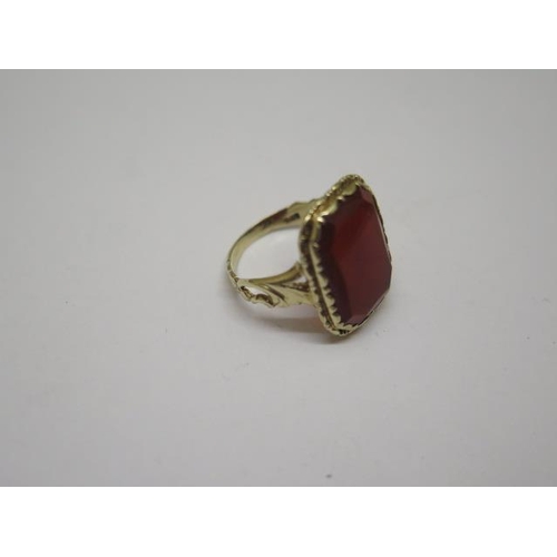 786 - A 14ct yellow gold Carnelian stone ring, size J, marked 585 in generally good condition