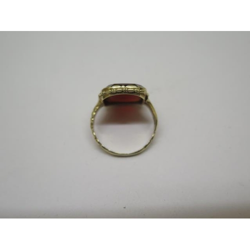 786 - A 14ct yellow gold Carnelian stone ring, size J, marked 585 in generally good condition