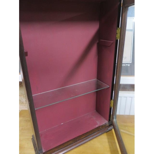 8 - A mahogany effect wall display cabinet, 72cm tall x 46cm x 17cm