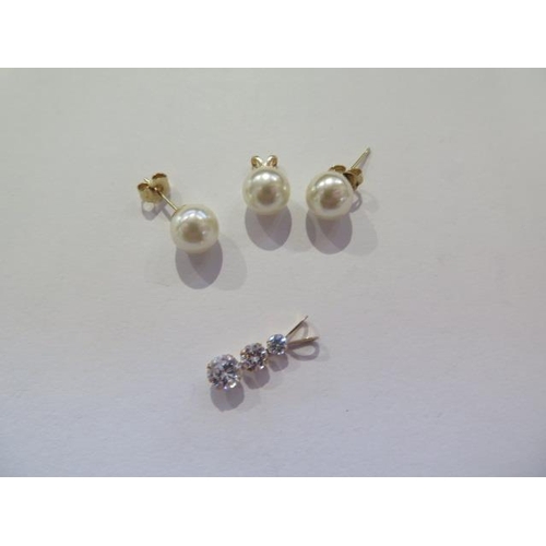 814 - A pair of pearl stud earrings, a pearl pendant and a C2 pendant, pearls approx 6mm, all good (7176)