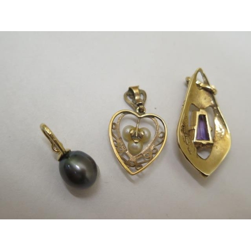 841 - A 9ct gold pearl and diamond pendant, pearl approx 9mm wide, a hallmarked 9ct pearl heart pendant 15... 