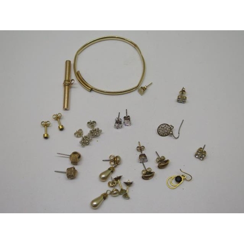 842 - An assorted lot of earrings, part watch chain and broken bangle