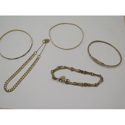 847 - A sprung 9ct gold bracelet, approx 4.8 grams, two 9ct bangles and  two 9ct bracelets approx 16 grams... 