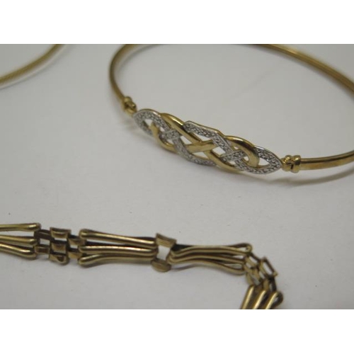 847 - A sprung 9ct gold bracelet, approx 4.8 grams, two 9ct bangles and  two 9ct bracelets approx 16 grams... 