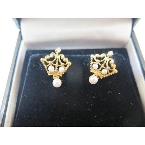 856 - A pair of Stuart Devlin The Royal Crown Tiara earrings in 18ct with pearls and diamonds, approx 3 gr... 