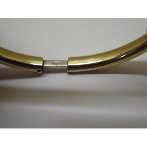 859 - A 9ct gold hinged bangle, 7cm x 6cm external, approx 13.7 grams, in good condition and clasp working