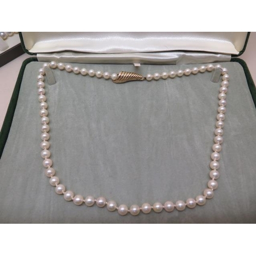 862 - A string of pearls with a 9ct clasp, 50cm long, and a 19cm pearl bracelet with 9ct clasp, both in go... 