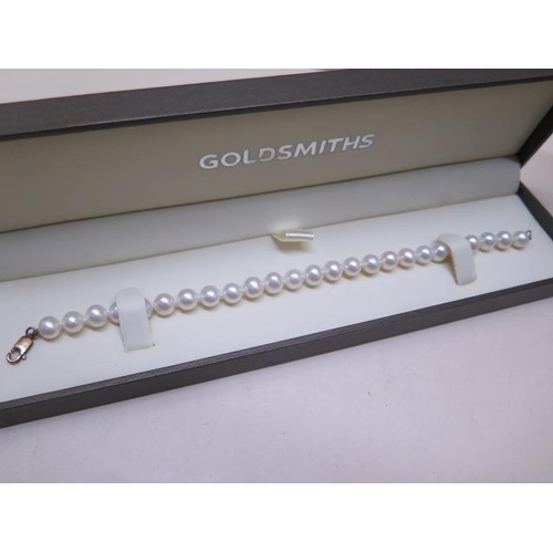 862 - A string of pearls with a 9ct clasp, 50cm long, and a 19cm pearl bracelet with 9ct clasp, both in go... 