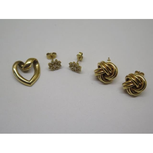 866 - Two pairs of 18ct yellow gold earrings and a gold heart pendant-tests to approx 18ct, total weight a... 