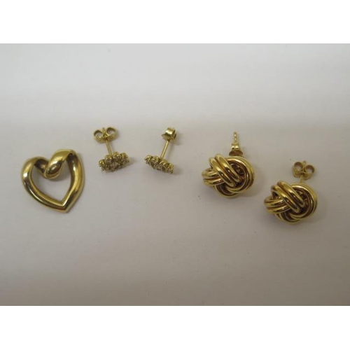 866 - Two pairs of 18ct yellow gold earrings and a gold heart pendant-tests to approx 18ct, total weight a... 