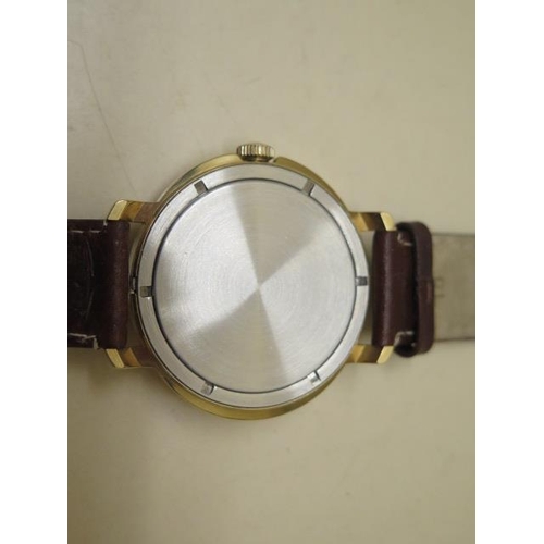 960 - A gents gold plated case Wostock wristwatch, the dial with date window at 3 o'clock and central seco... 