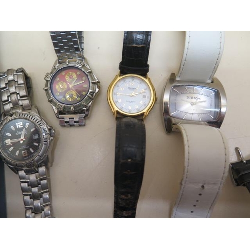 970 - A quantity of gents quartz watches including Diesel, Jeep etc, some running and some may need batter... 