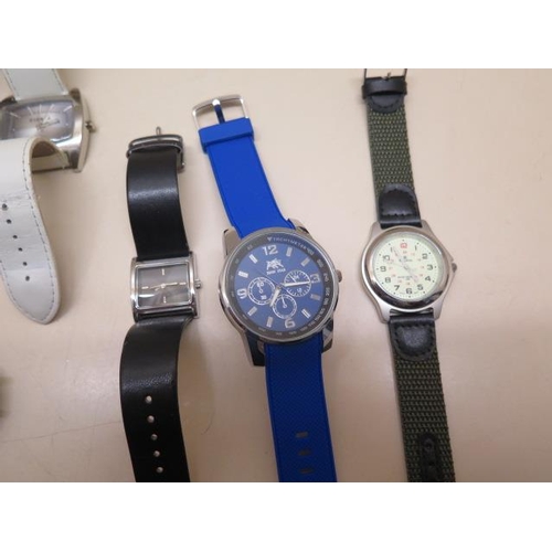 970 - A quantity of gents quartz watches including Diesel, Jeep etc, some running and some may need batter... 