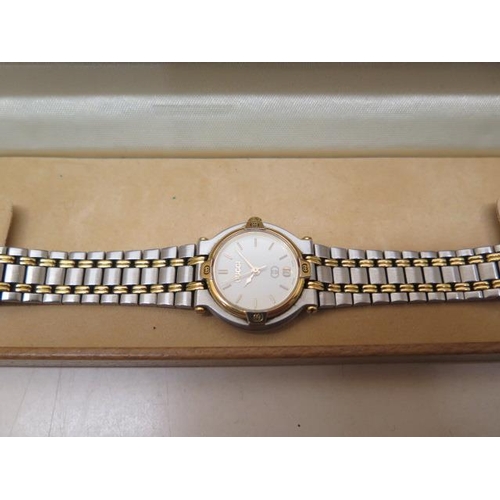 971 - A ladies Gucci bi-metal bracelet watch with spare links, not currently running and may need a new ba... 