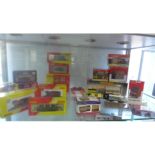 642 - A collection of mostly boxed Hornby and other 00 gauges rolling stock, two locos and buildings and a... 