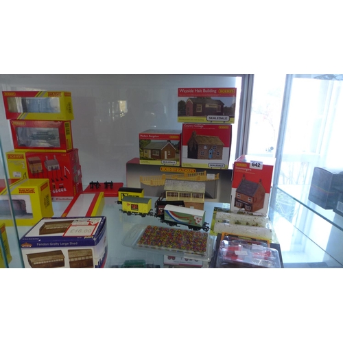 642 - A collection of mostly boxed Hornby and other 00 gauges rolling stock, two locos and buildings and a... 