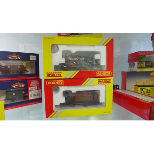 642 - A collection of mostly boxed Hornby and other 00 gauges rolling stock, two locos and buildings and a... 