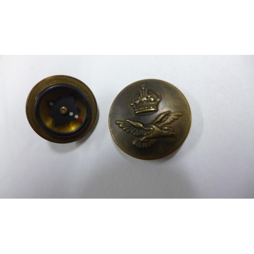 682 - A WWII Special Operations Escape compass concealed in an RAF Buttons Ltd button, in generally good c... 