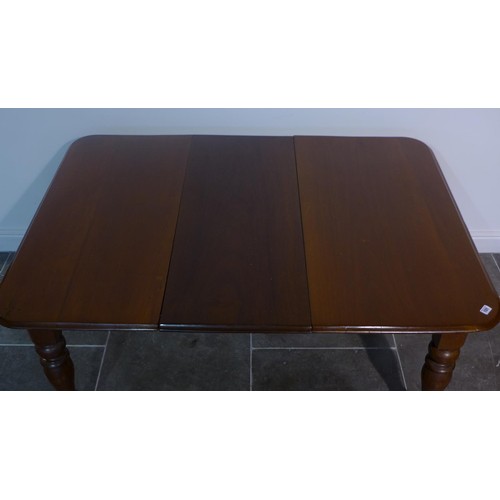 101 - A Victorian mahogany pull out dining table with one leaf on turned legs - Height 71cm x 144cm x 103c... 