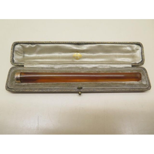 246 - A long ladies cigarette holder with a hallmarked 9ct yellow gold band - length 14cm - with original ... 