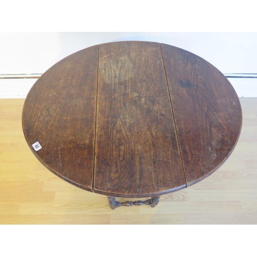 63 - A small oak gateleg table on finely turned supports - Height 66cm x 84cm x 72cm