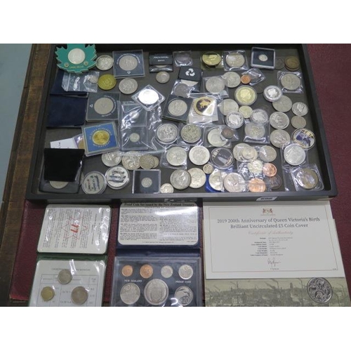 698 - A collection of assorted coinage including 1951 crown, commemorative crowns, a three coin Pesetas se... 