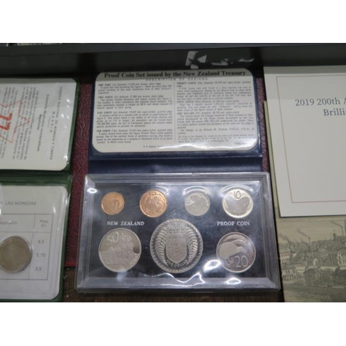 698 - A collection of assorted coinage including 1951 crown, commemorative crowns, a three coin Pesetas se... 