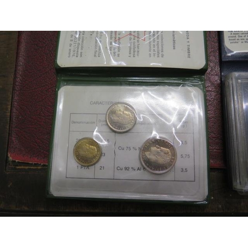 698 - A collection of assorted coinage including 1951 crown, commemorative crowns, a three coin Pesetas se... 