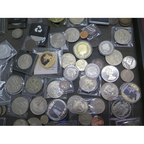 698 - A collection of assorted coinage including 1951 crown, commemorative crowns, a three coin Pesetas se... 