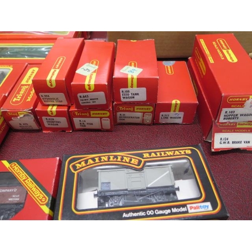 931 - A good lot of Hornby OO gauge rolling stock and accessories mostly boxed, nothing has been checked t... 