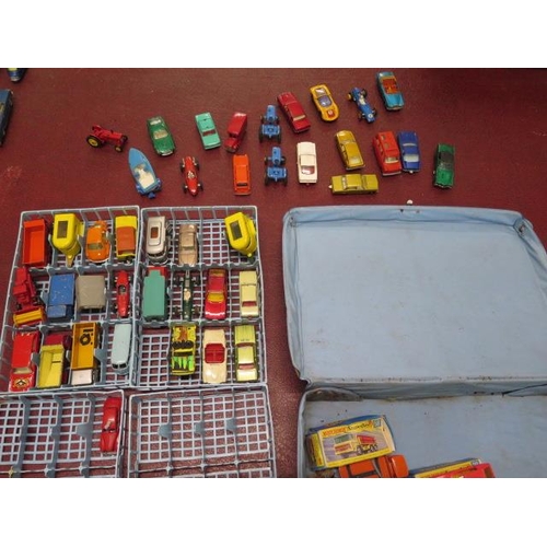 933 - A collection of Matchbox and other Diecast vehicles with a Matchbox collectors case, a Lamborghini w... 