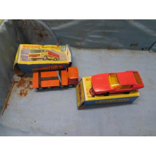 933 - A collection of Matchbox and other Diecast vehicles with a Matchbox collectors case, a Lamborghini w... 