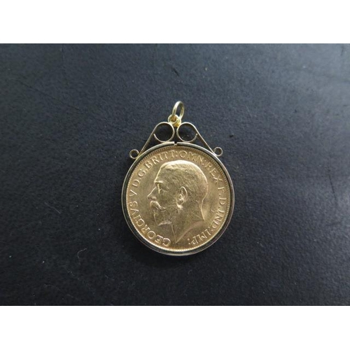 866 - A George V gold full sovereign dated 1913 in a hallmarked 9ct mount total weight approx 9.1 grams