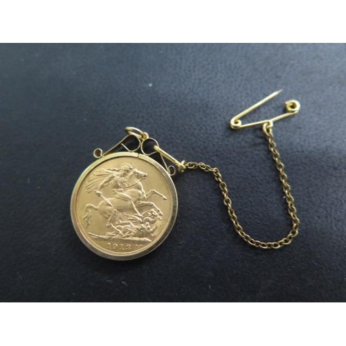 867 - A George V gold full sovereign in a hallmarked 9ct mount, approx 9.6 grams