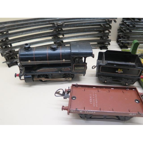 902 - A Hornby 0 gauge clockwork tinplate train set with loco and tender and three wagons and track , engi... 