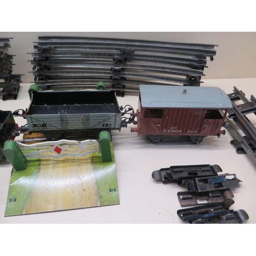 902 - A Hornby 0 gauge clockwork tinplate train set with loco and tender and three wagons and track , engi... 