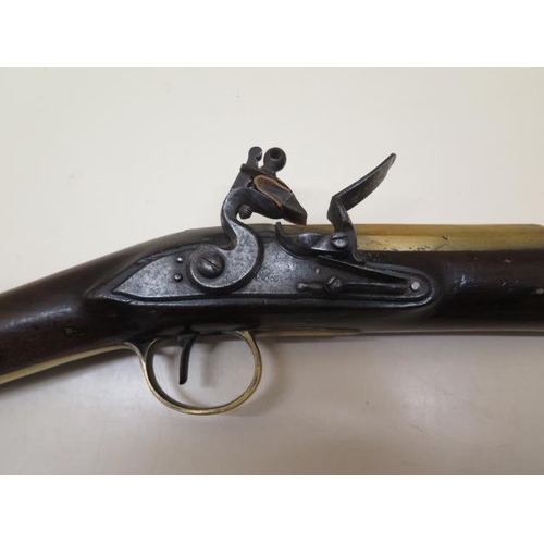 940 - A flintlock canon barrelled blunderbuss, the lock signed Cox, barrel length 38cm, total length 79cm,... 