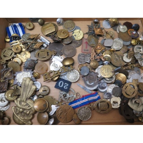 950 - A collection of badges etc, mainly WWI-WWII