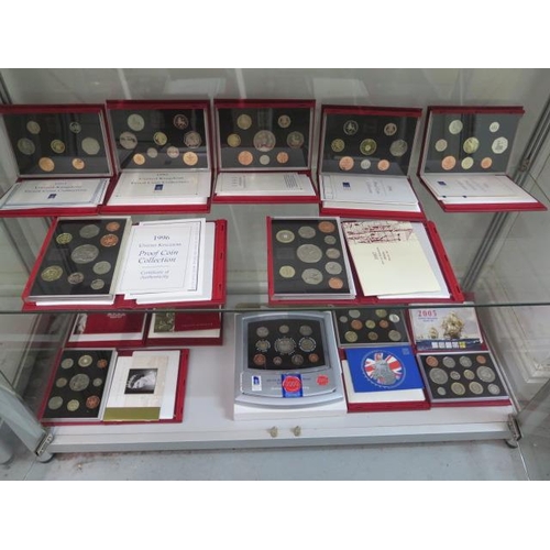 870 - An almost complete run of United Kingdom proof coin collections from 1983 to 1997 then 2000 to 2005,... 