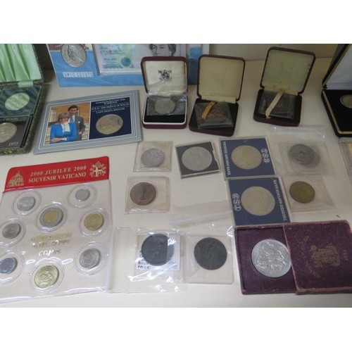 873 - A collection of assorted coins to include a boxed set of 24ct gold state quarters and a masonic silv... 