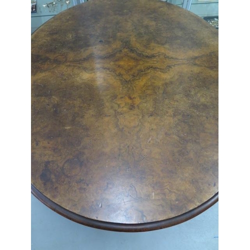 59 - A Victorian oval tilt top walnut dining table on a quatrefoil scroll base, 76cm tall x 153cm x 121cm