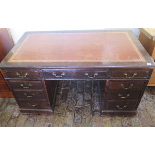 70 - An Edwardian mahogany twin pedestal 9 drawer desk with a leather insert top, in need of some restora... 