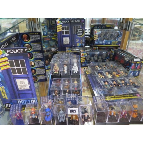 802 - A large quantity of CB character building Dr Who figures, boxed and loose