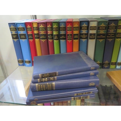 952 - A good selection of Folio Society books, approx 80